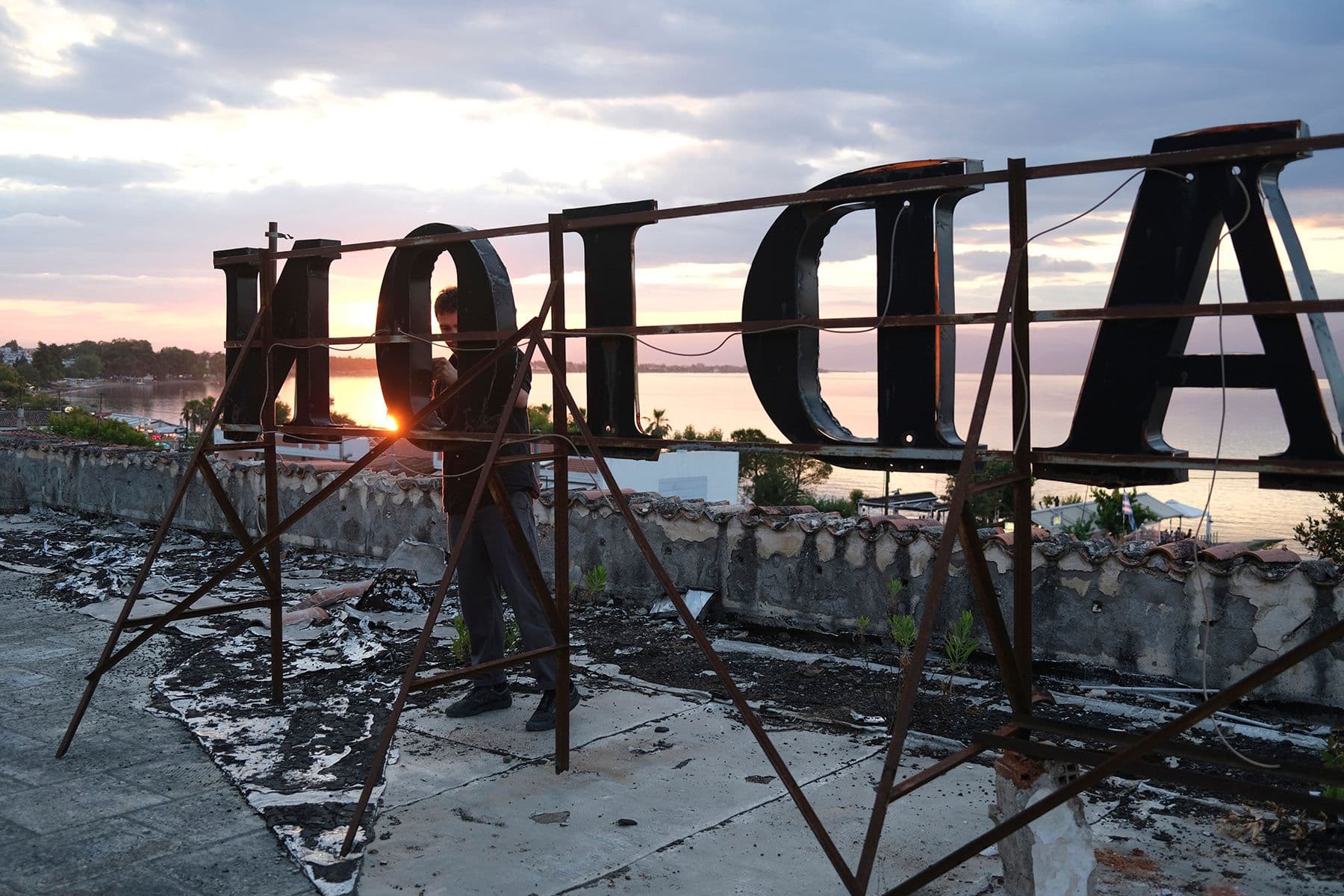 Orestis Mavroudis propped up the fallen sign of the historic Radion Hotel, named after the radon contained in the spring waters, cleaned it with the help of friends and lit specific letters to spell ADIO, "goodbye", or "vacant", in Greek.