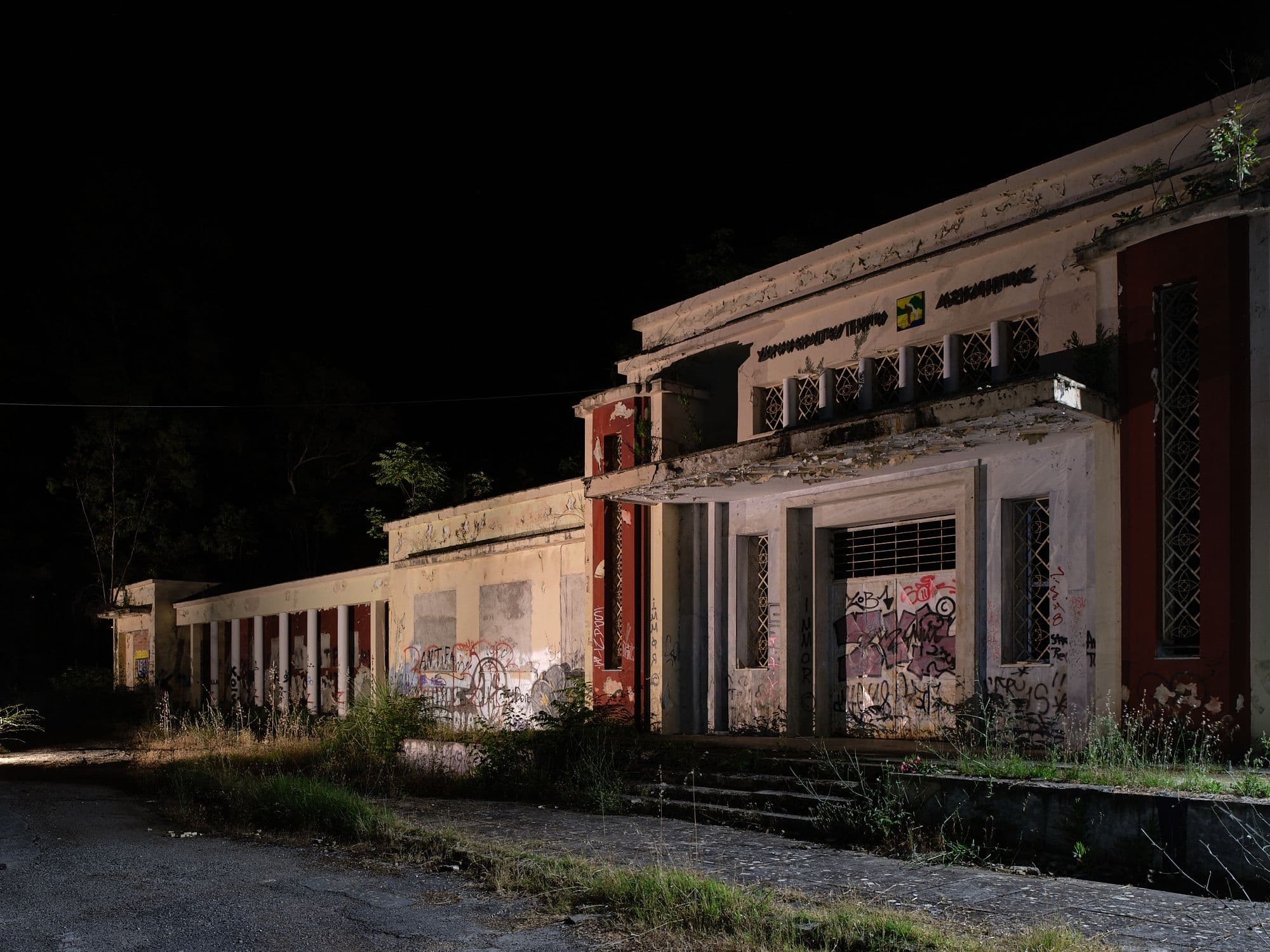 Sophia Berdelis sheds light on a forgotten era, the Asclepius Hydrotherapy building, closed since 1989. It has recently been leased for forty years and will soon be redeveloped by a luxury hotel chain. At the top right, the singular light source provided by the municipality.